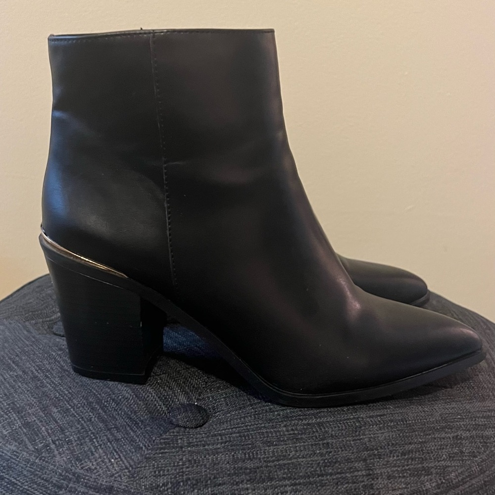Liz Claiborne Black booties size 8